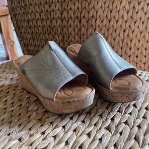 Born metallic wedges